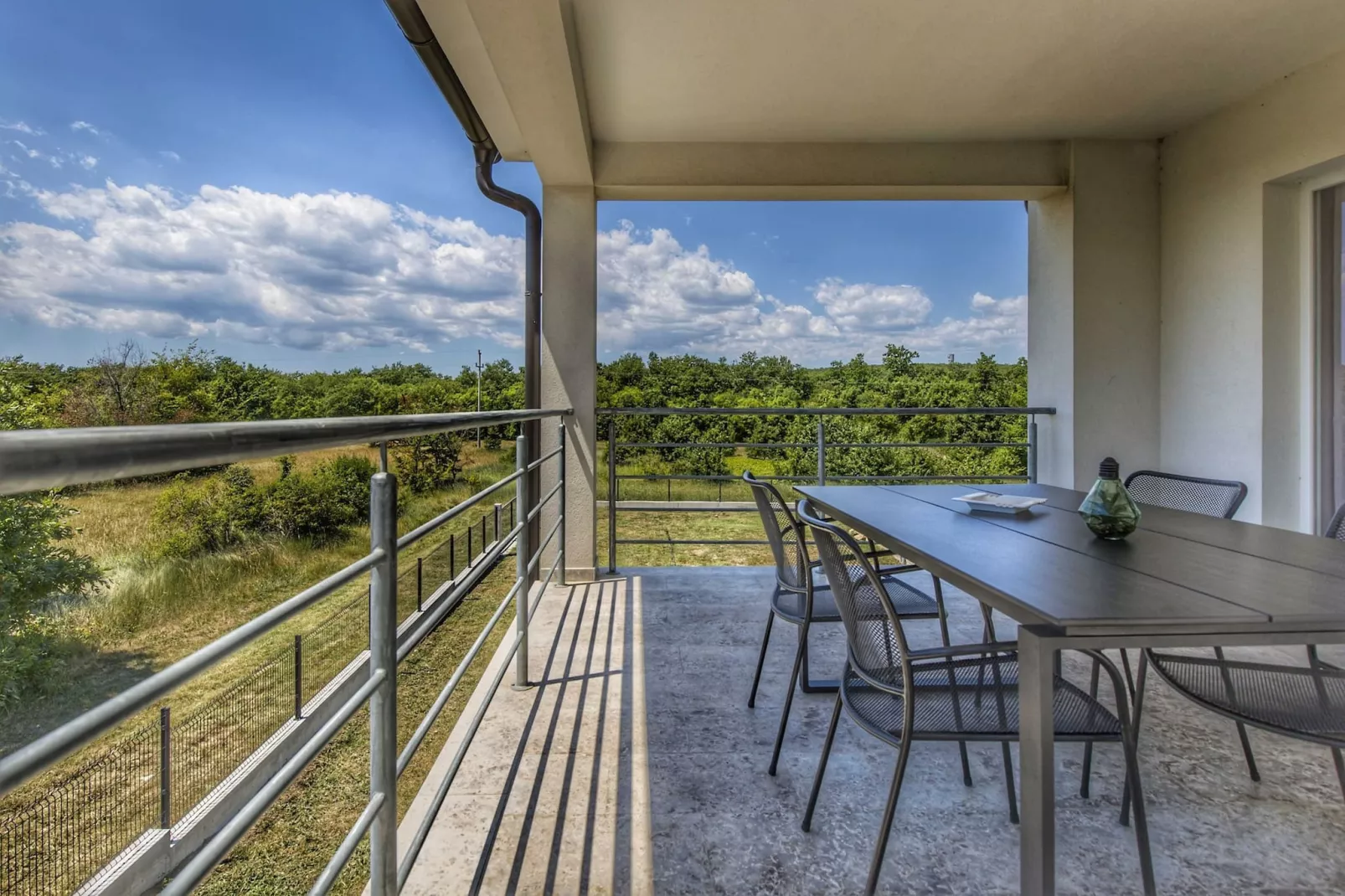 Apartment Mirna with Pool and Lovely Garden-Terrasbalkon