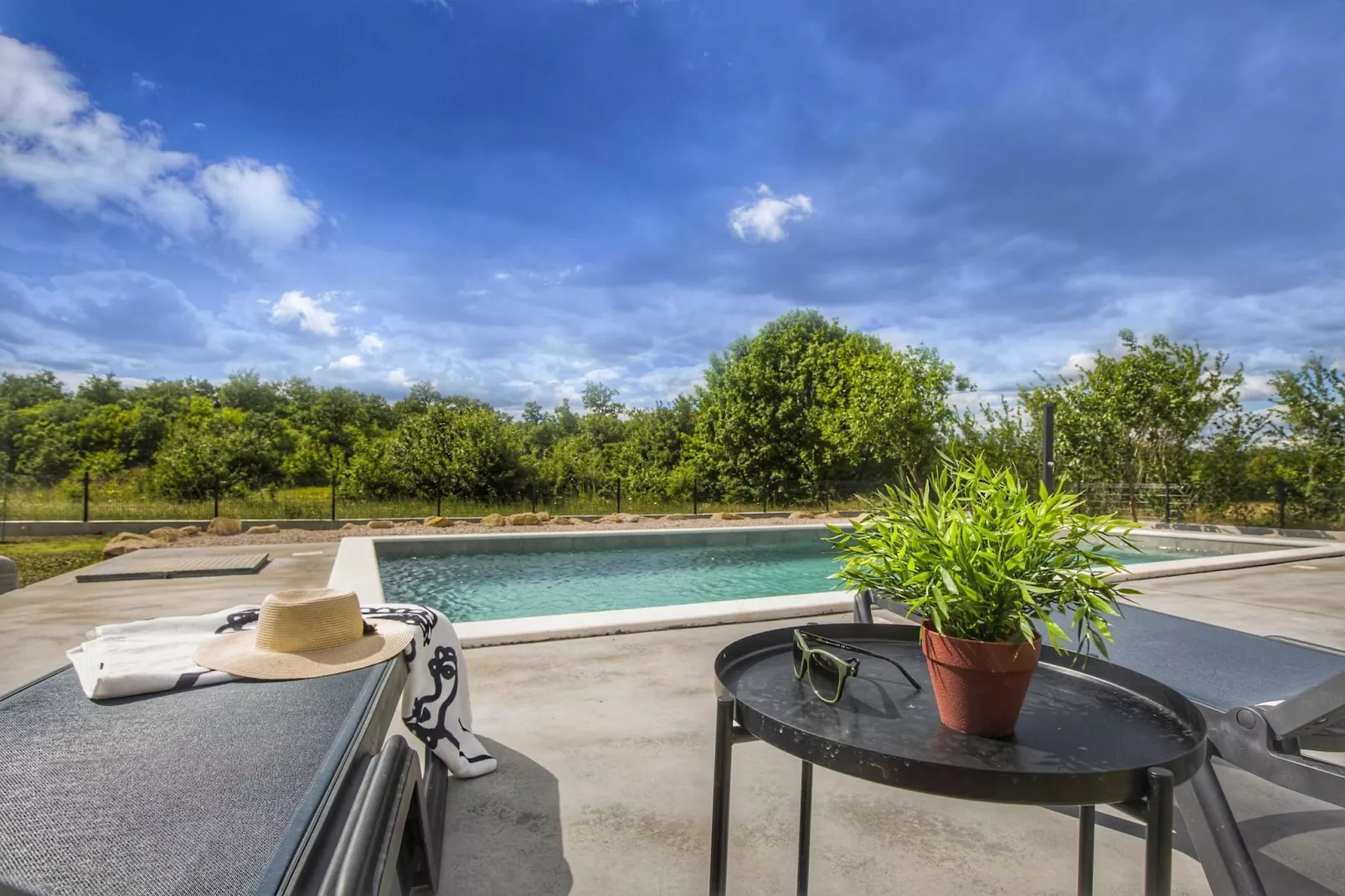 Apartment Mirna with Pool and Lovely Garden-Zwembad