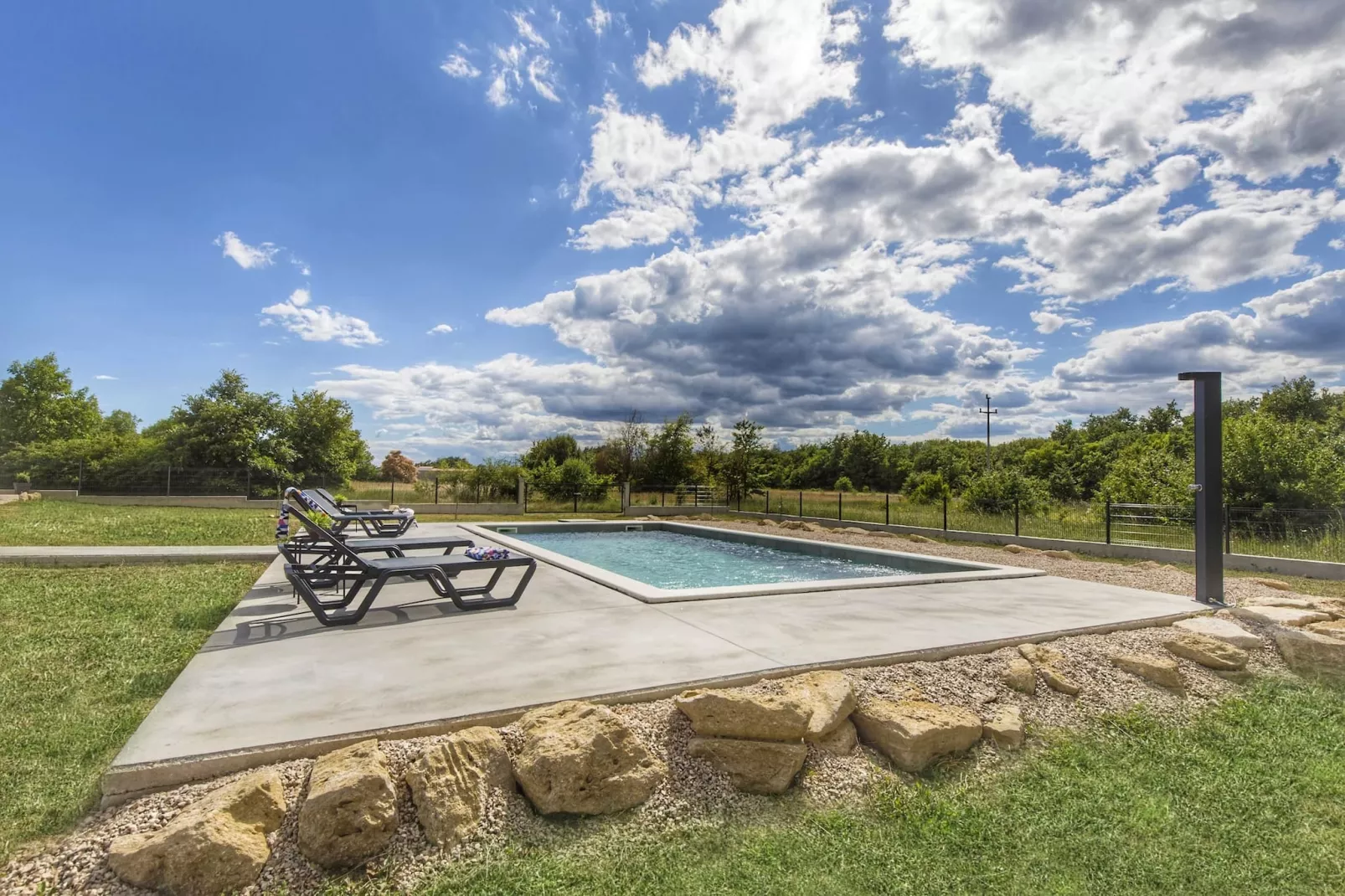 Apartment Mirna with Pool and Lovely Garden-Zwembad