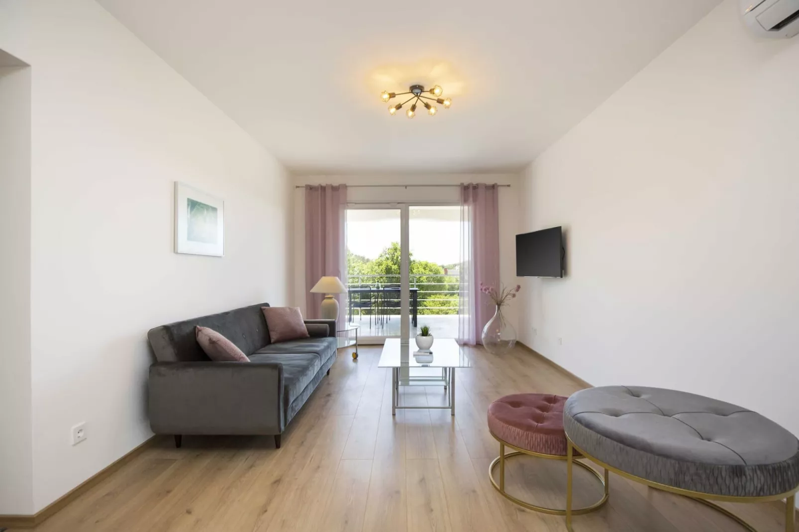 Apartment Mirna with Pool and Lovely Garden-Woonkamer
