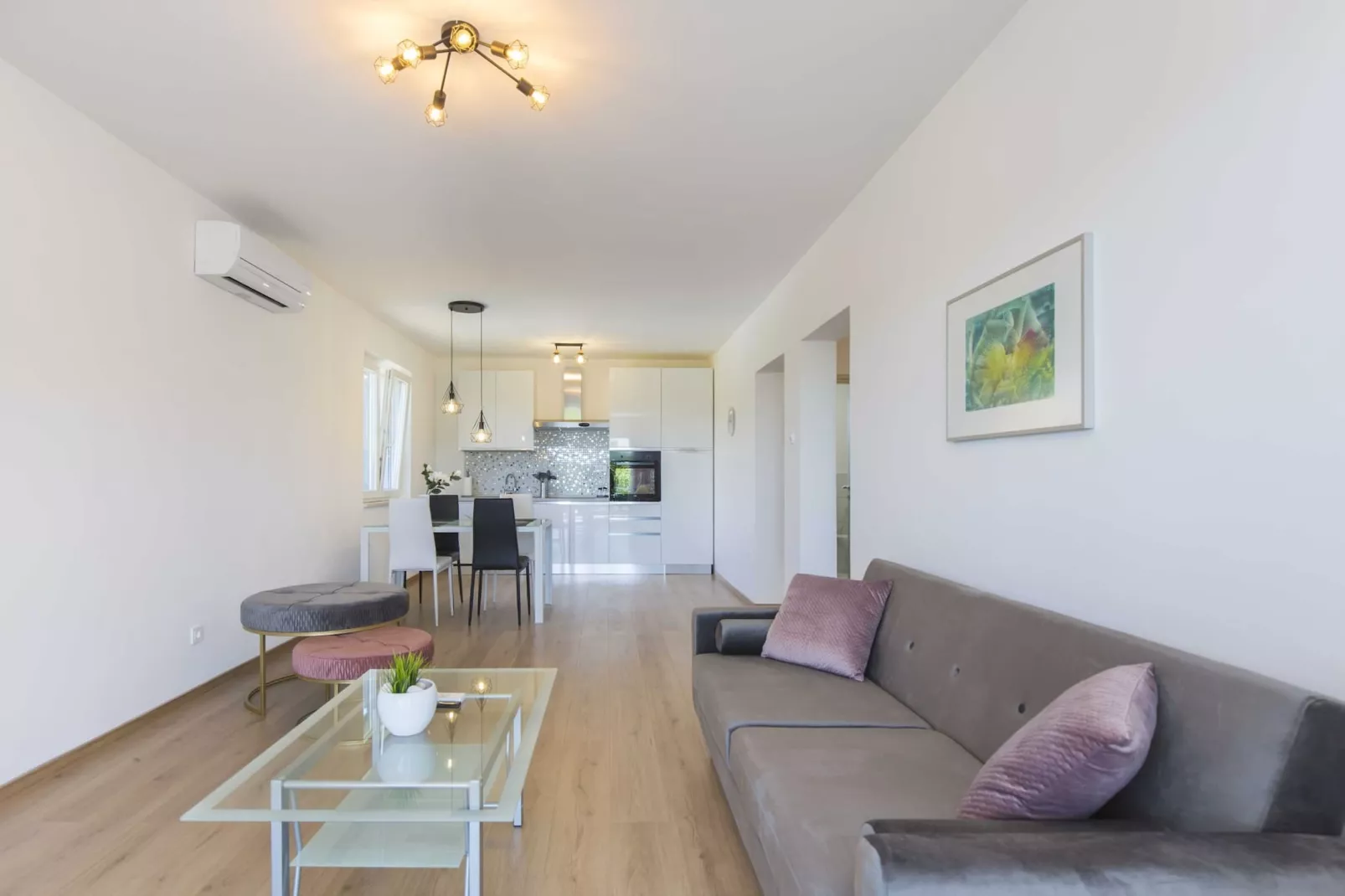 Apartment Mirna with Pool and Lovely Garden-Woonkamer