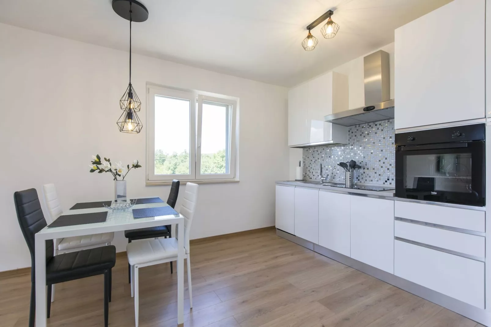 Apartment Mirna with Pool and Lovely Garden-Eetkamer