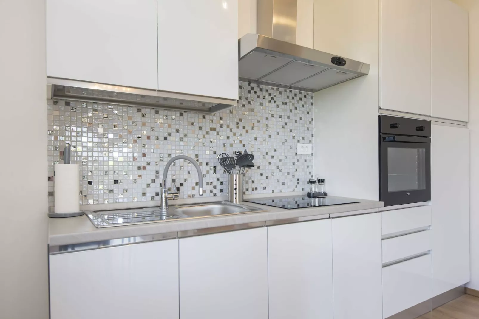 Apartment Mirna with Pool and Lovely Garden-Keuken