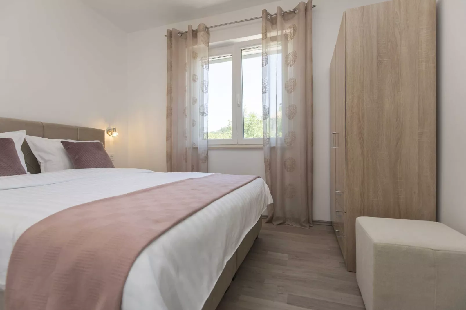 Apartment Mirna with Pool and Lovely Garden-Slaapkamer