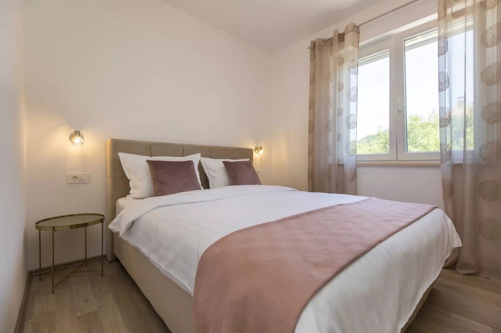 Apartment Mirna with Pool and Lovely Garden-Slaapkamer
