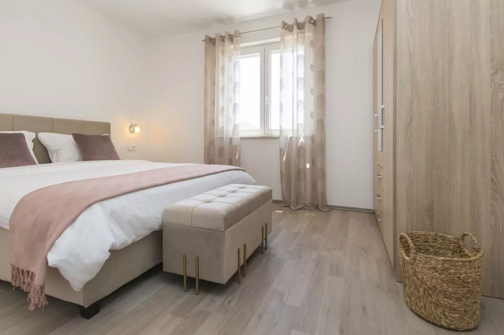 Apartment Mirna with Pool and Lovely Garden-Slaapkamer
