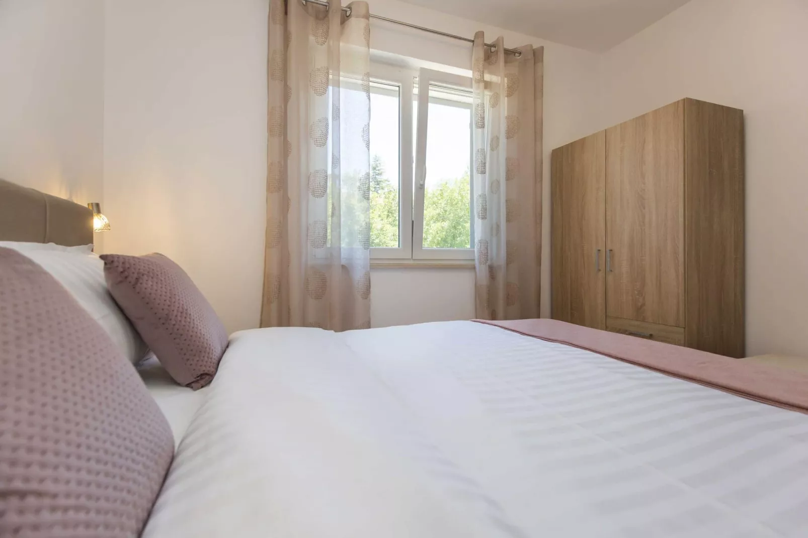 Apartment Mirna with Pool and Lovely Garden-Slaapkamer