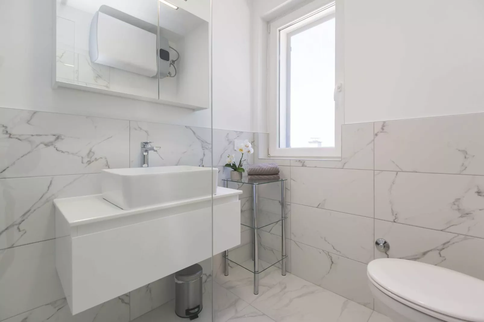 Apartment Mirna with Pool and Lovely Garden-Badkamer