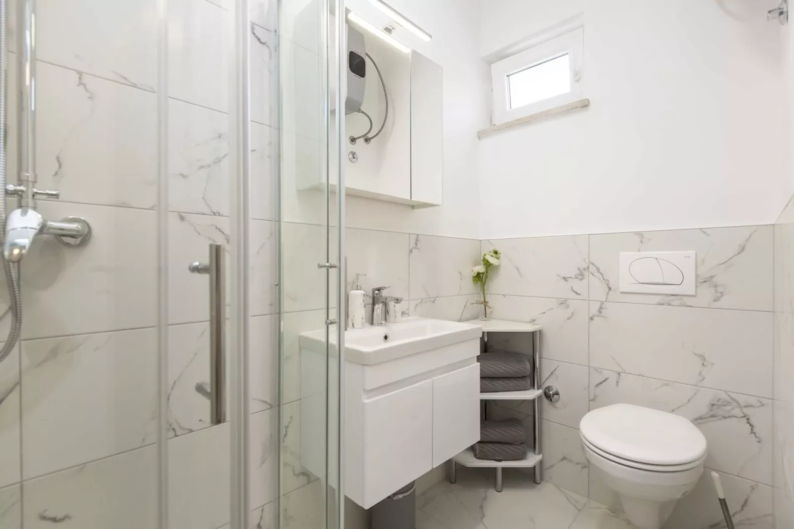 Apartment Mirna with Pool and Lovely Garden-Badkamer