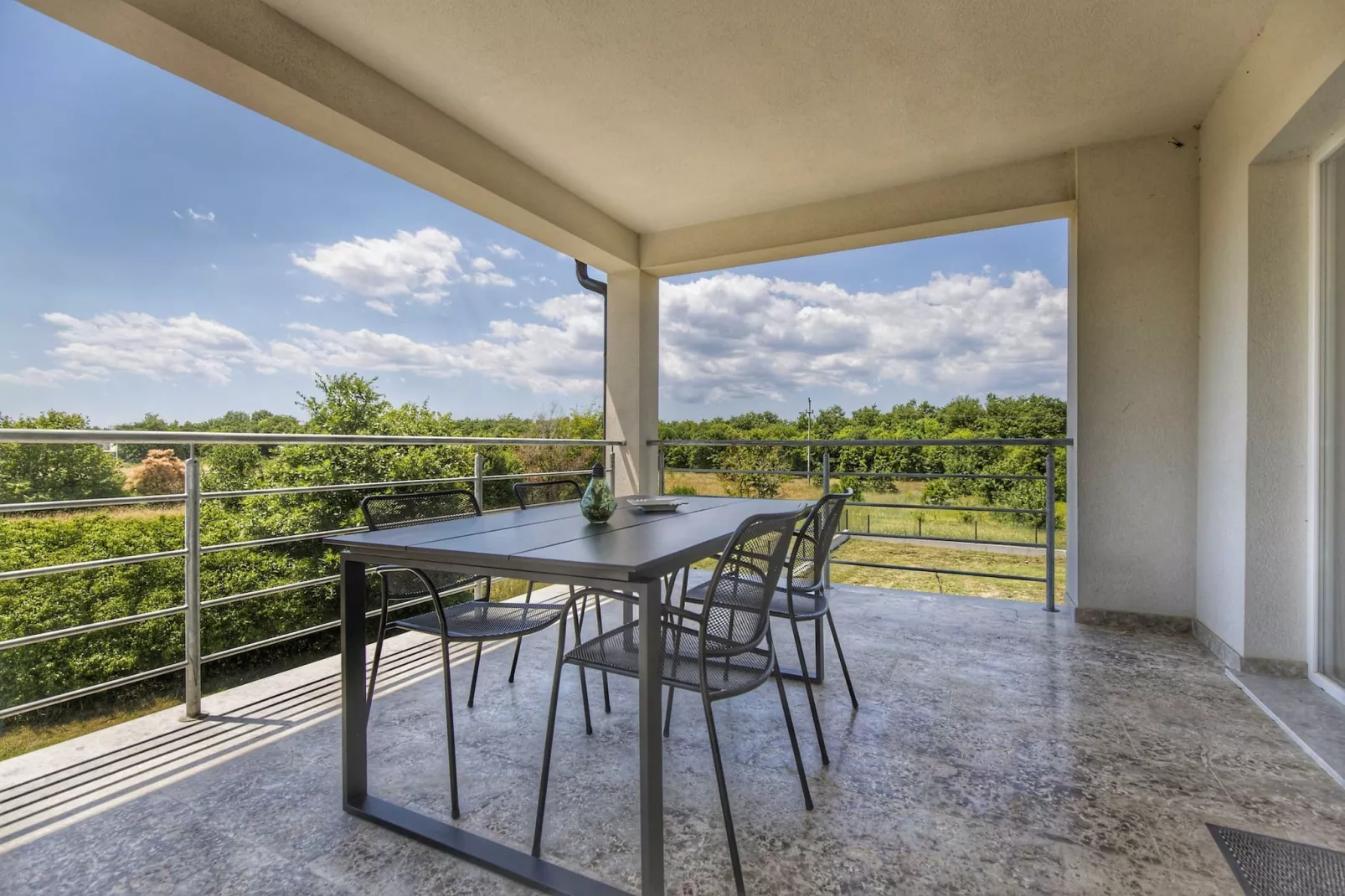 Apartment Mirna with Pool and Lovely Garden-Terrasbalkon