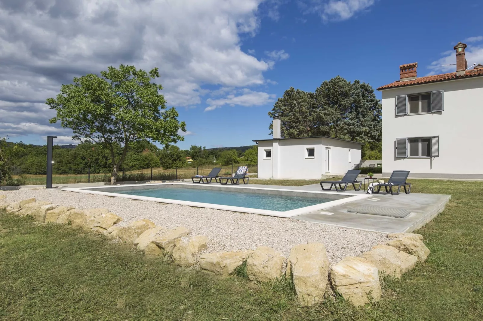 Apartment Mirna with Pool and Lovely Garden-Buitenlucht