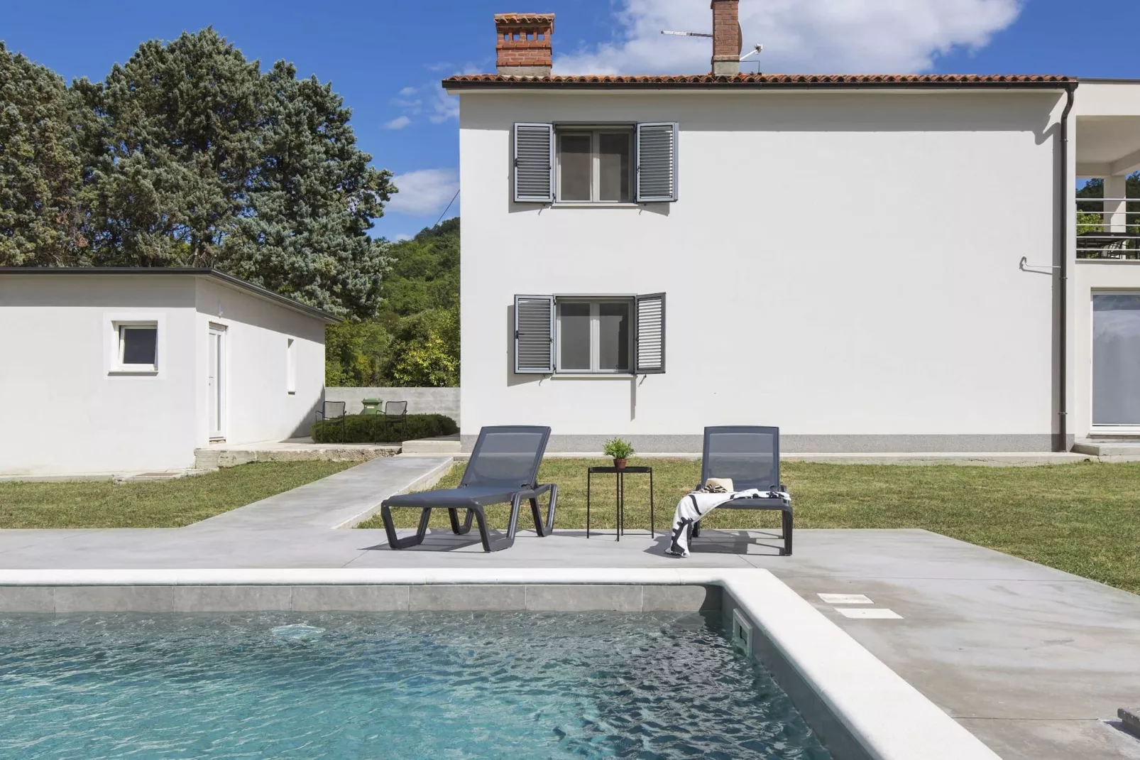 Apartment Mirna with Pool and Lovely Garden-Buitenlucht