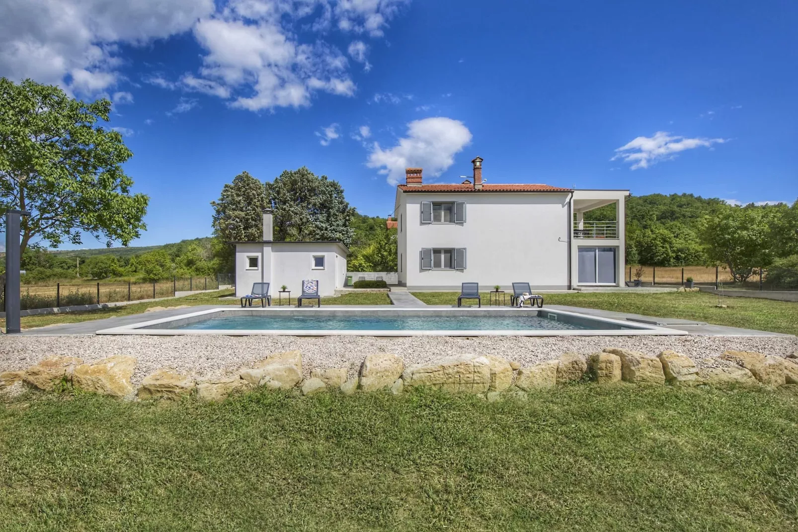Apartment Mirna with Pool and Lovely Garden-Buitenlucht