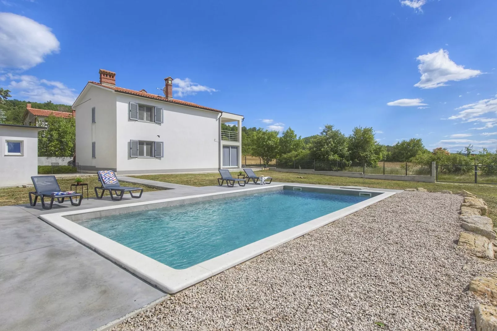 Apartment Mirna with Pool and Lovely Garden-Buitenlucht