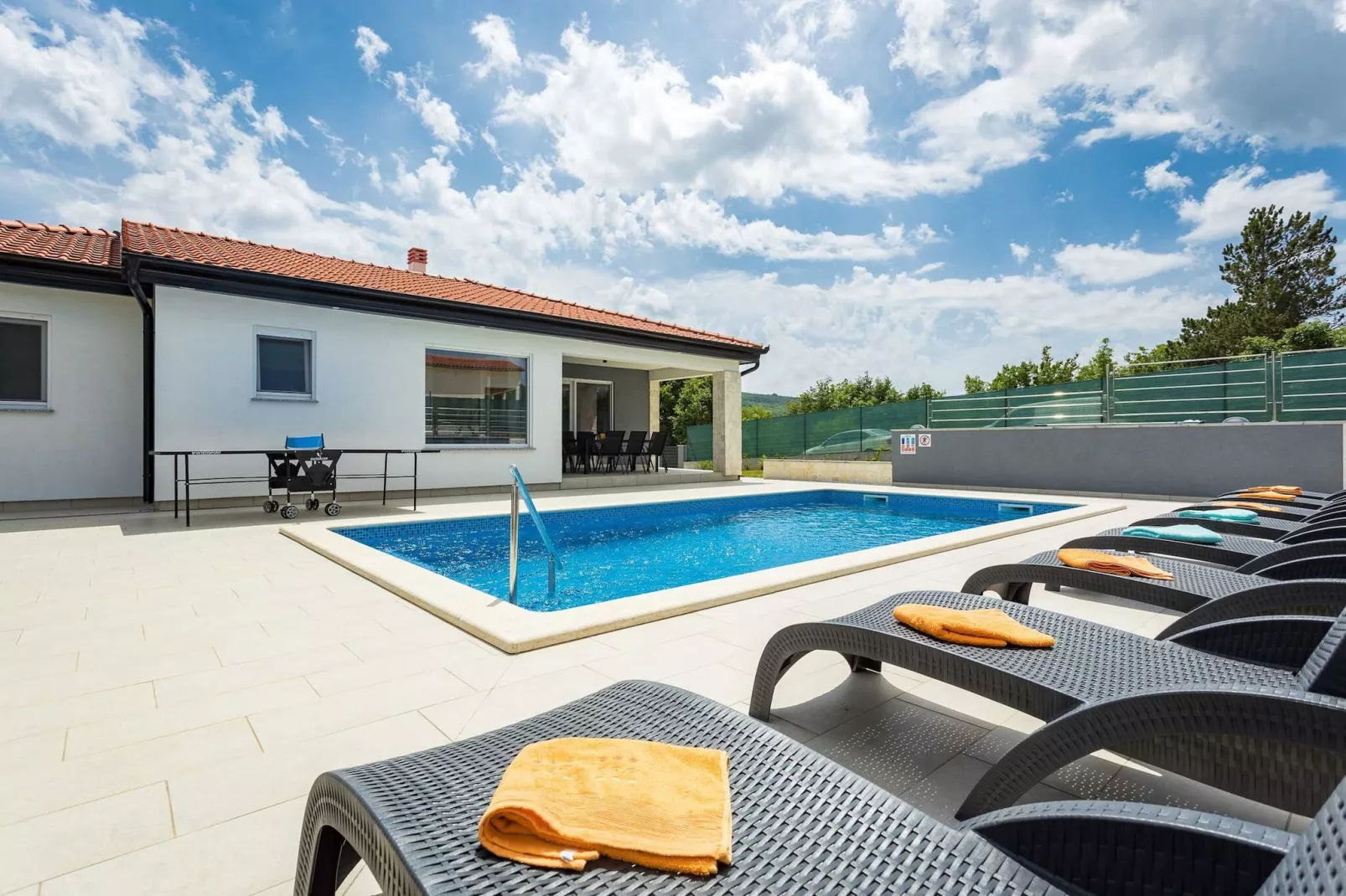 Holiday Home Greta with Private Pool-Buitenkant zomer