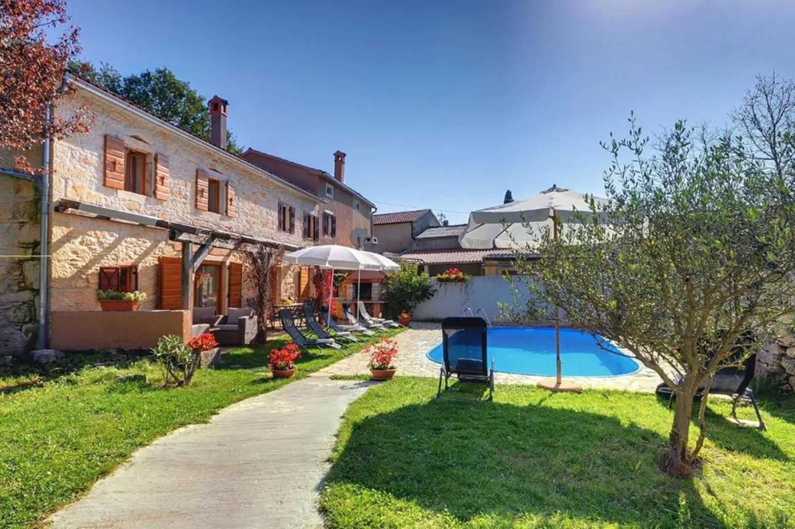 Villa Katherine with Pool and Game Room-Buitenkant zomer