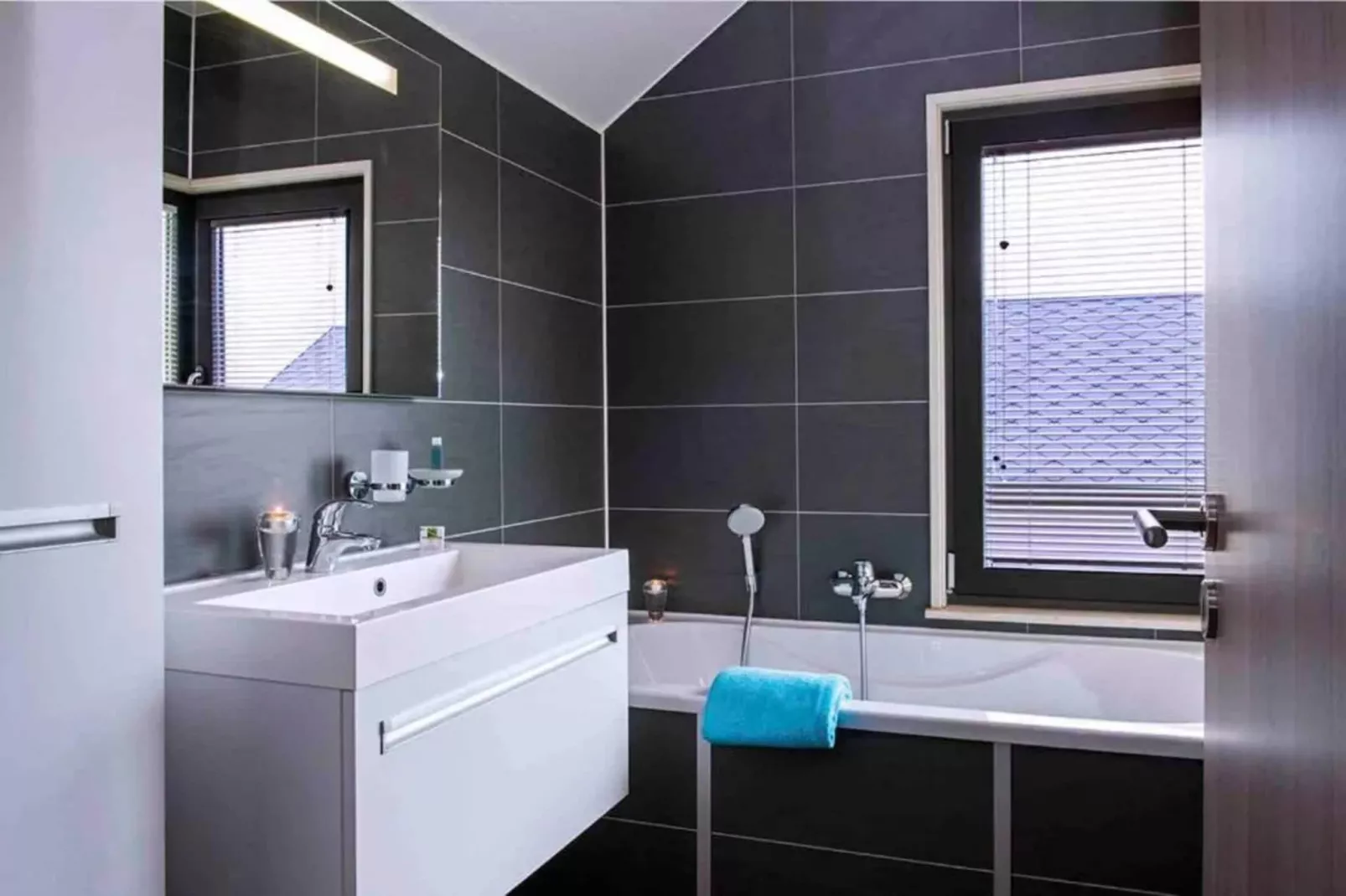 8 persons - 4 rooms 130m² without sauna-Badkamer