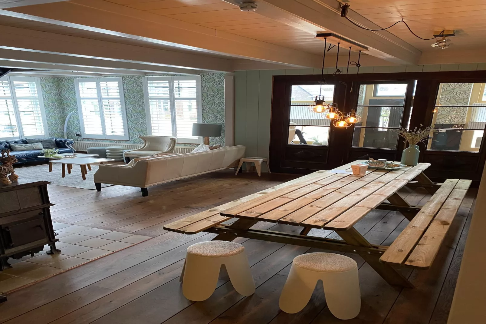 13-17 pax holiday home with separated apartments and gardens-Woonkamer
