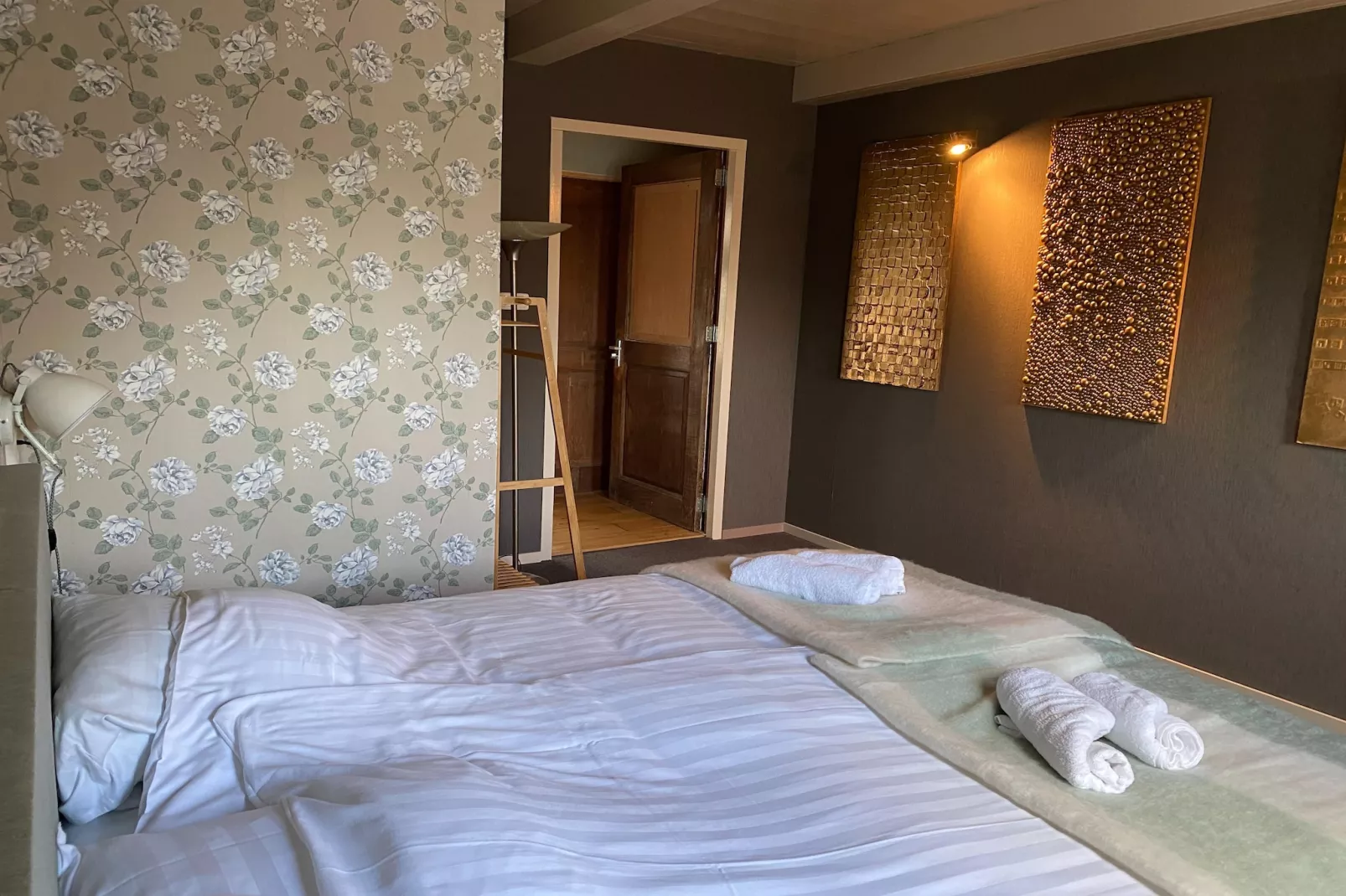 13-17 pax holiday home with separated apartments and gardens-Slaapkamer