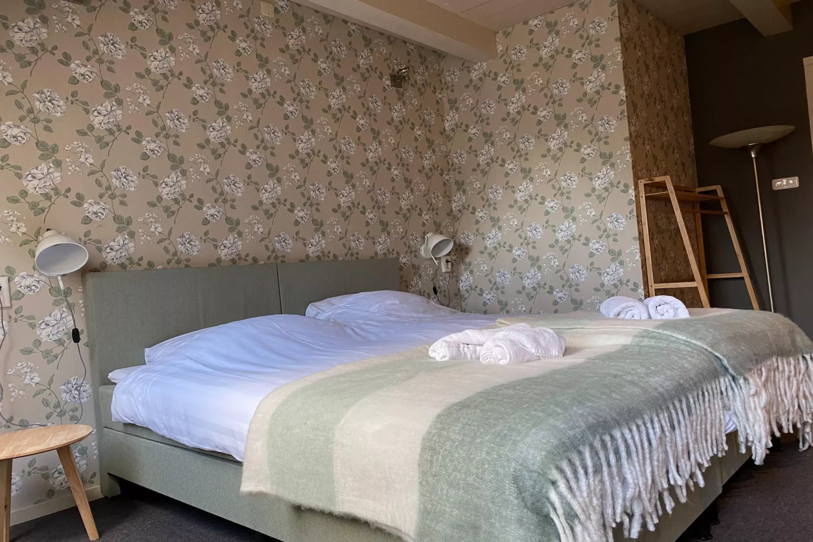 13-17 pax holiday home with separated apartments and gardens-Slaapkamer
