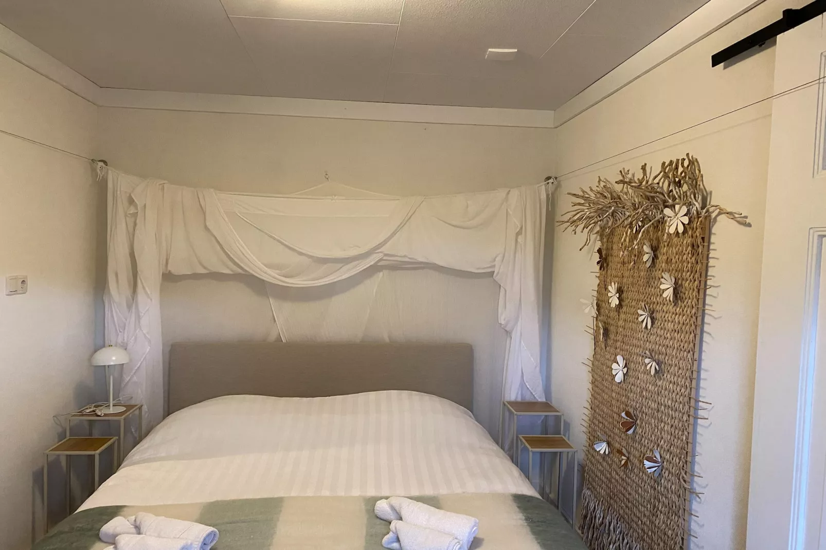 13-17 pax holiday home with separated apartments and gardens-Slaapkamer