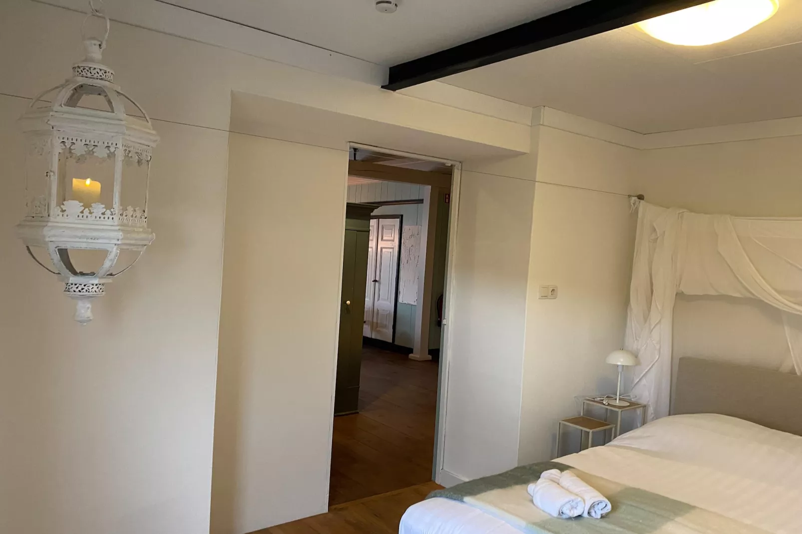 13-17 pax holiday home with separated apartments and gardens-Slaapkamer