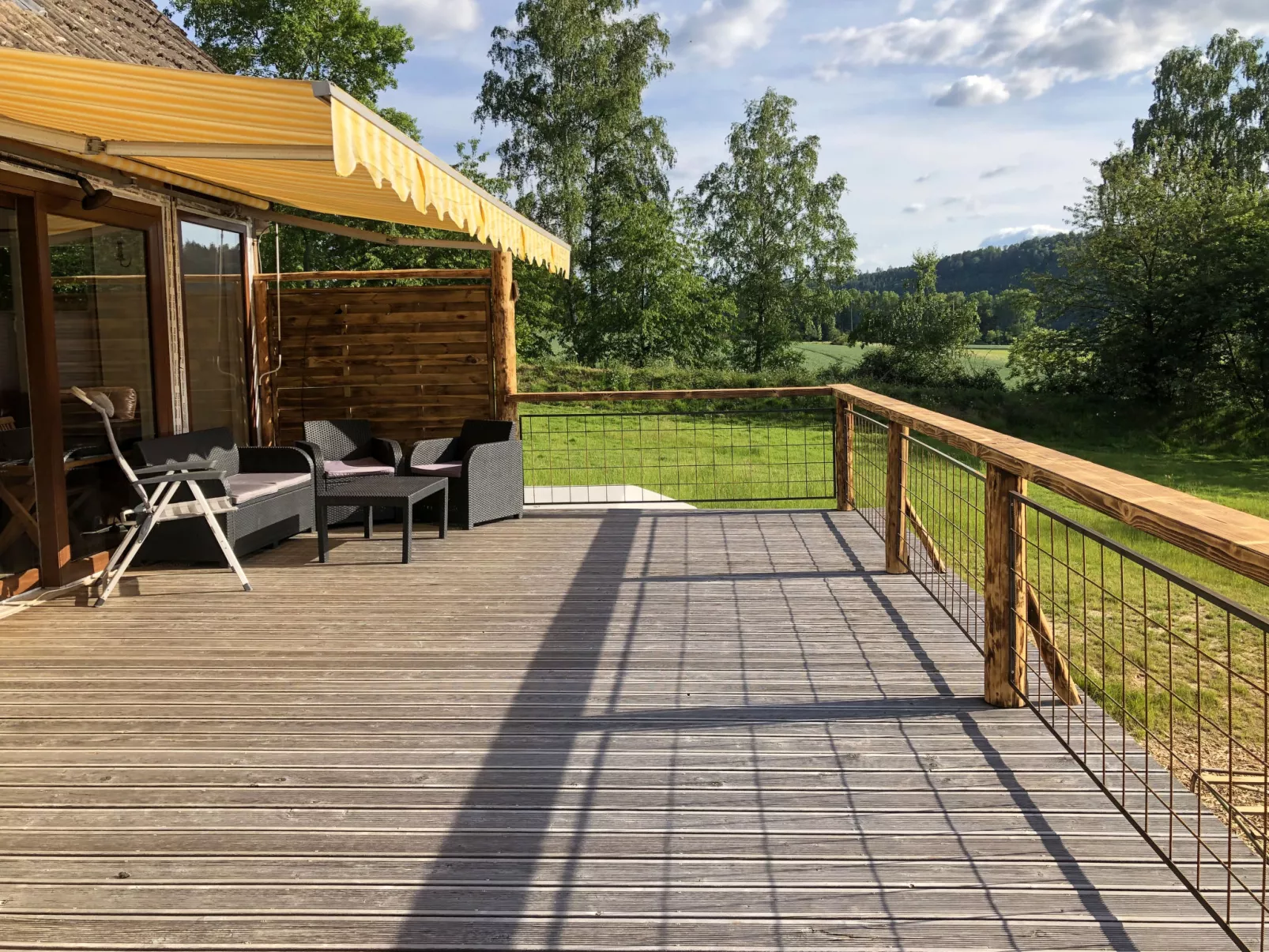 Haus am Fluss-Buiten