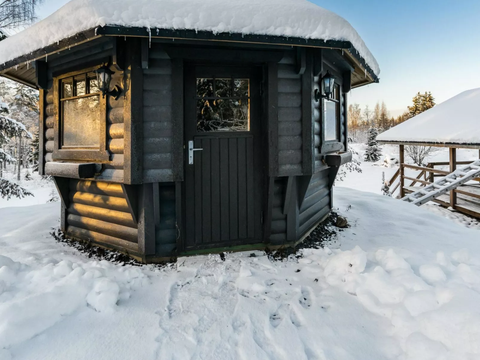 Eräkorven kelotupa-Buiten