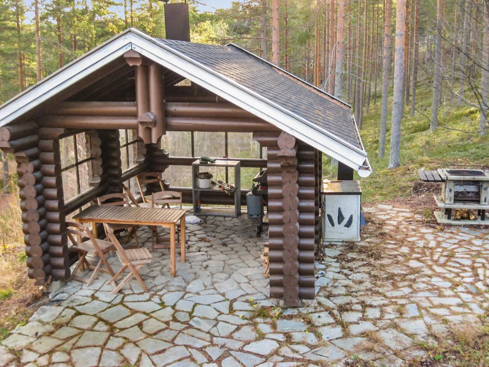 Mäkrä 1-Buiten