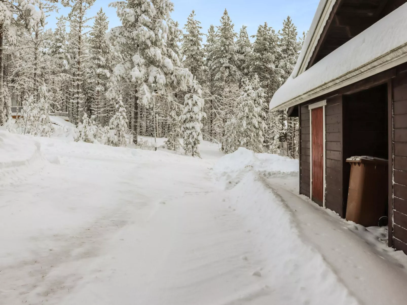 Hyrynpirtti mökki-Buiten
