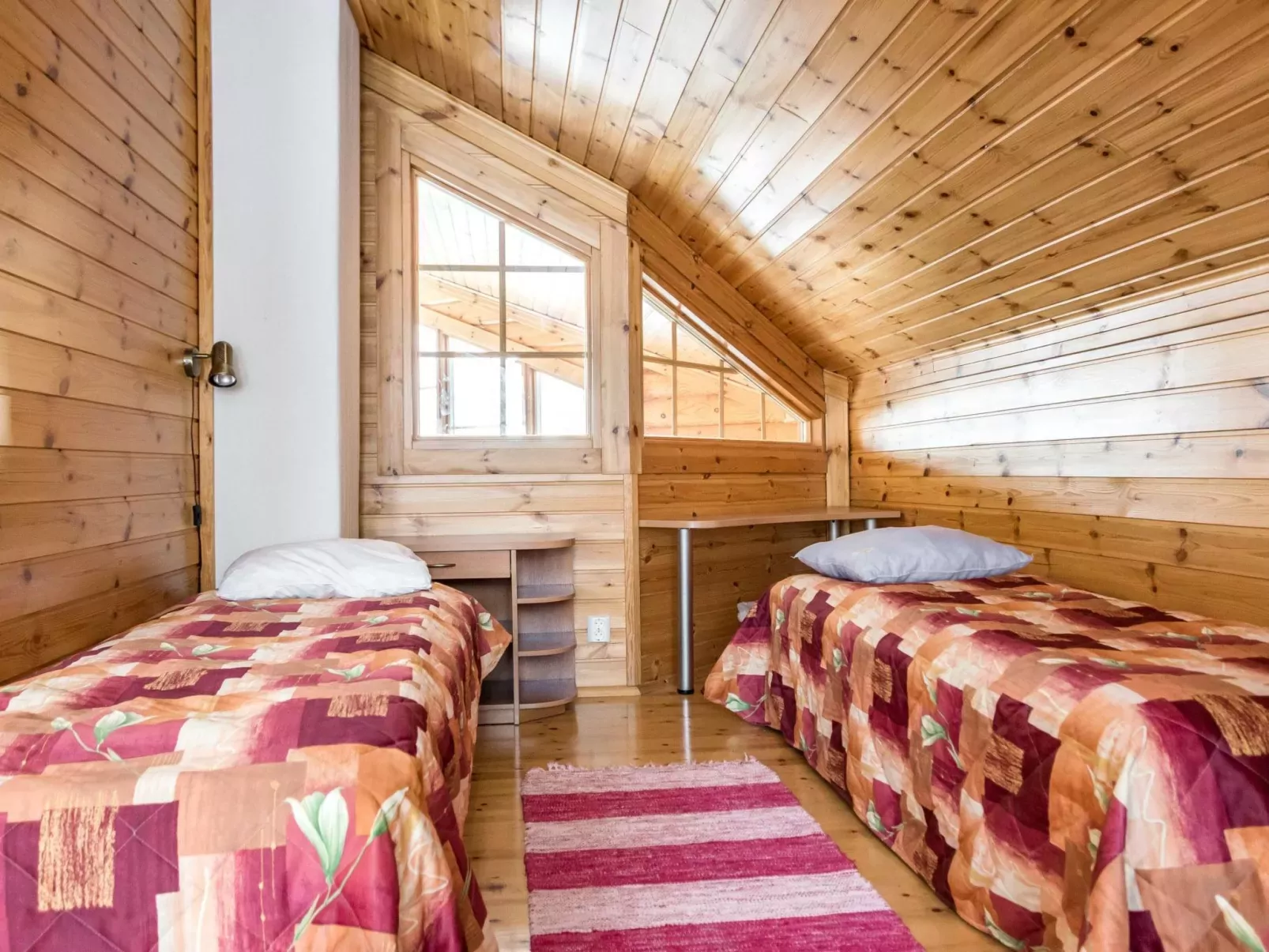 Aurinkoinen cottage-Binnen