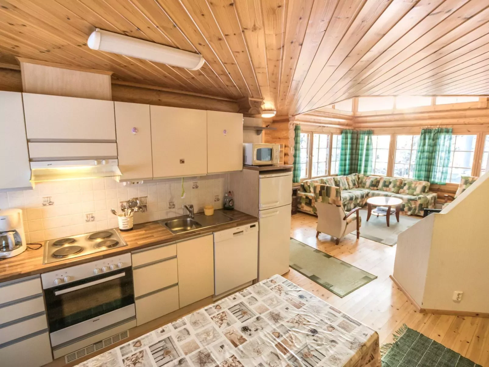 Aurinkoinen cottage-Binnen