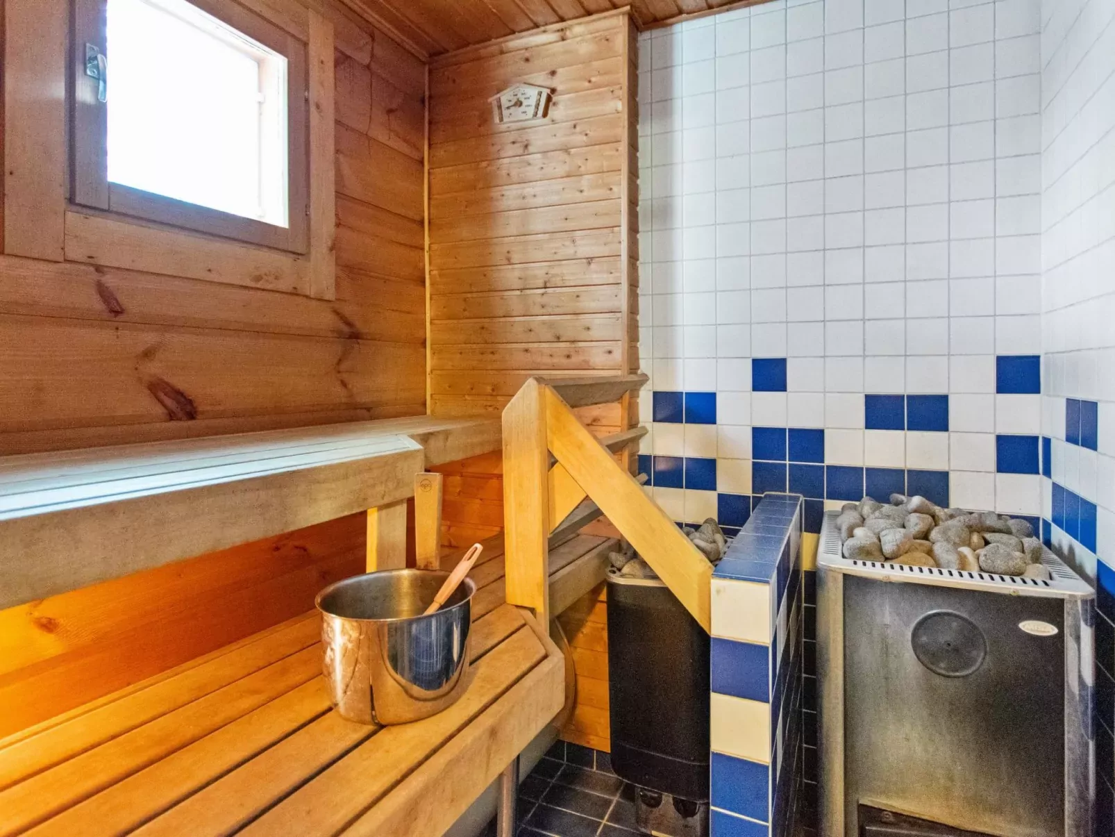 Lomataivas cottage-Binnen