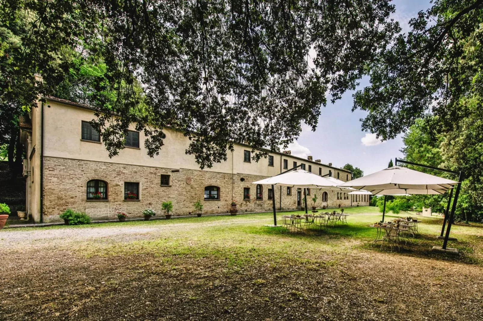 Agri-tourism Tenuta Quarrata, Santo Pietro Belvedere-trilo-Buitenkant zomer