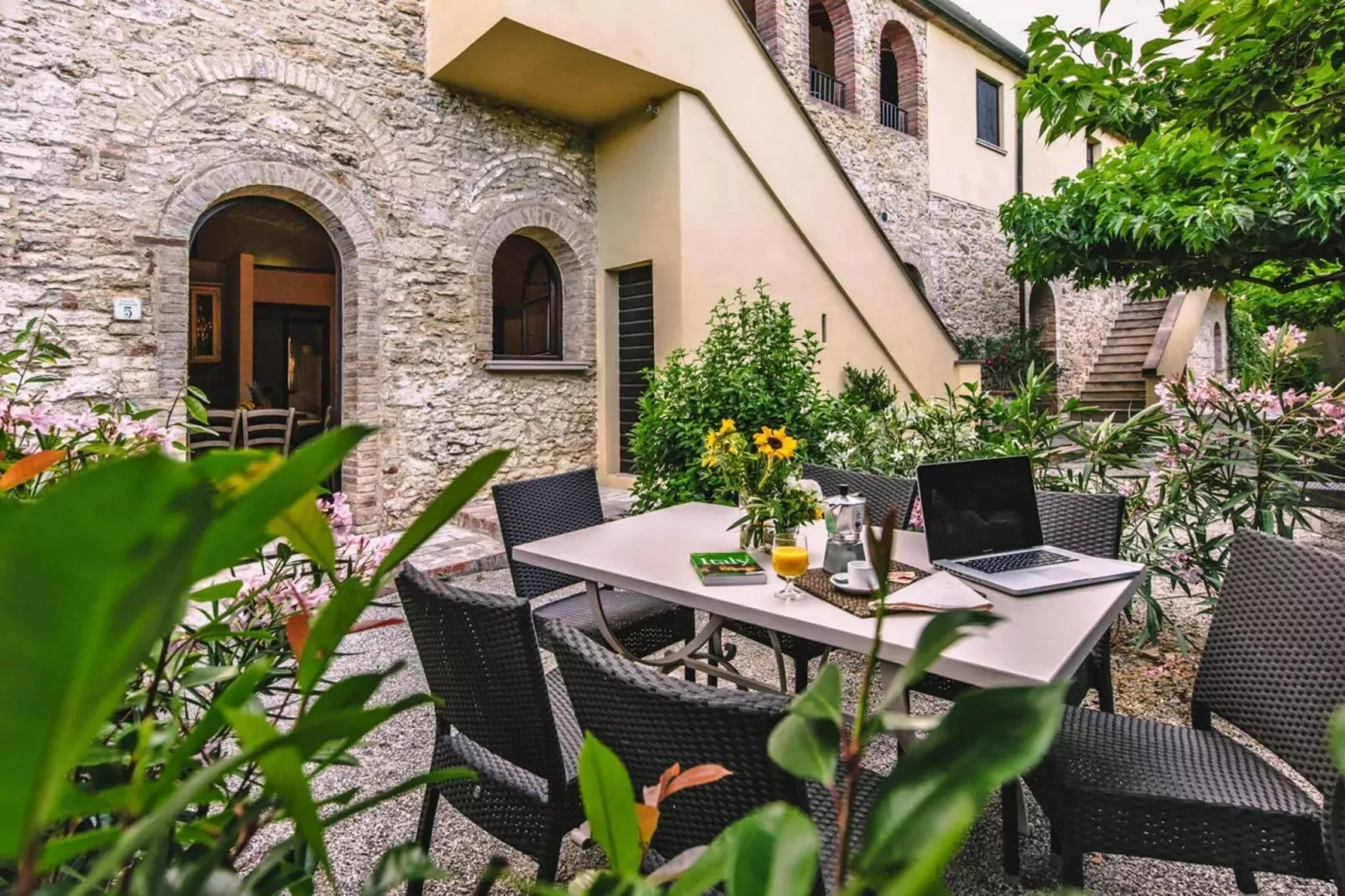 Agri-tourism Tenuta Quarrata, Santo Pietro Belvedere-trilo-Terrasbalkon