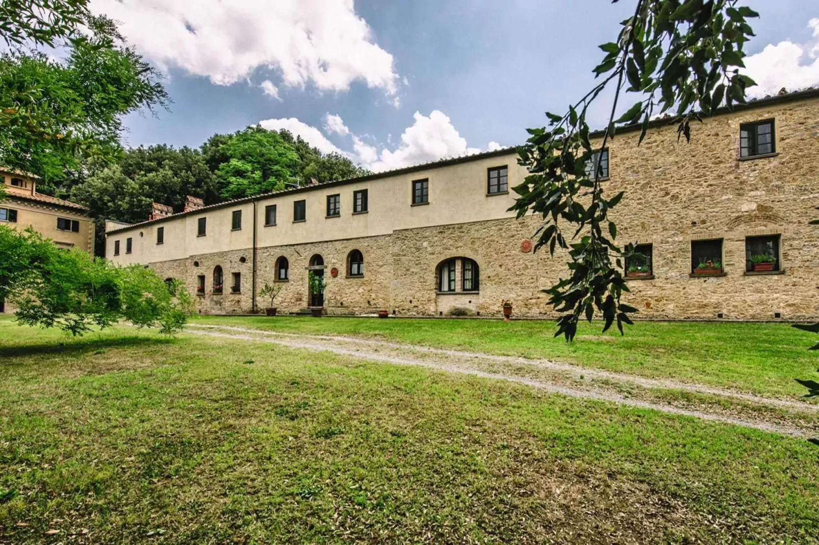 Agri-tourism Tenuta Quarrata, Santo Pietro Belvedere-trilo superior-Buitenkant zomer