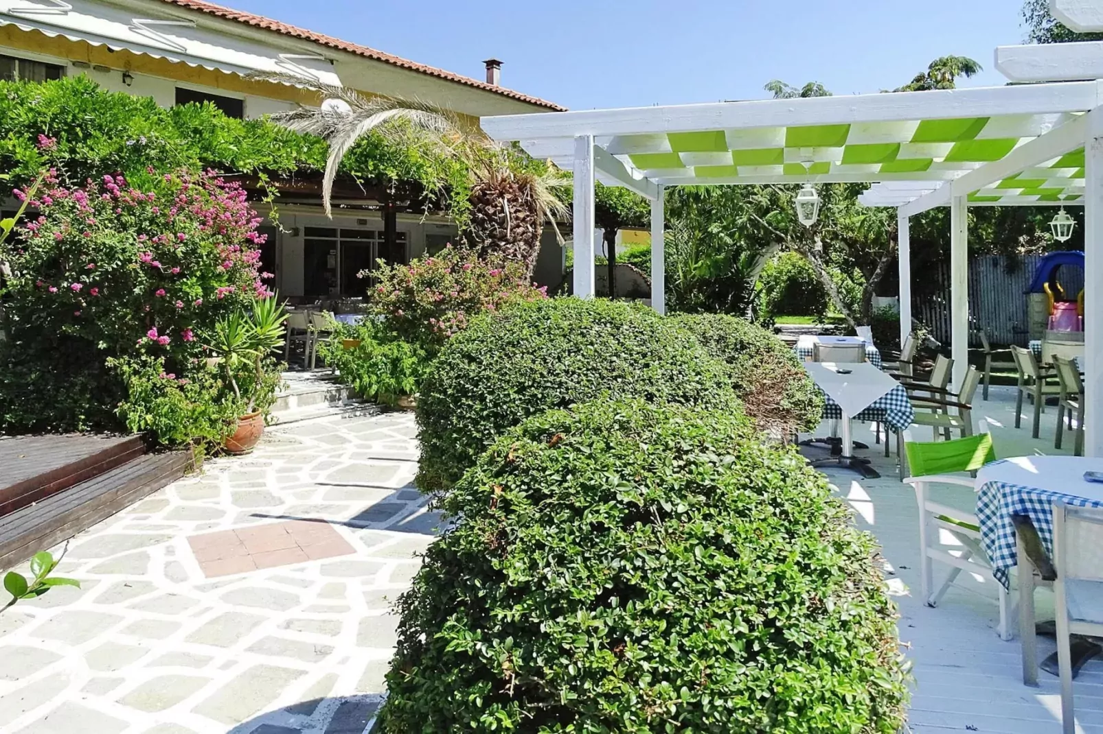 Apartments Ioli, Fourka-2 bedroom-Buitenkant zomer