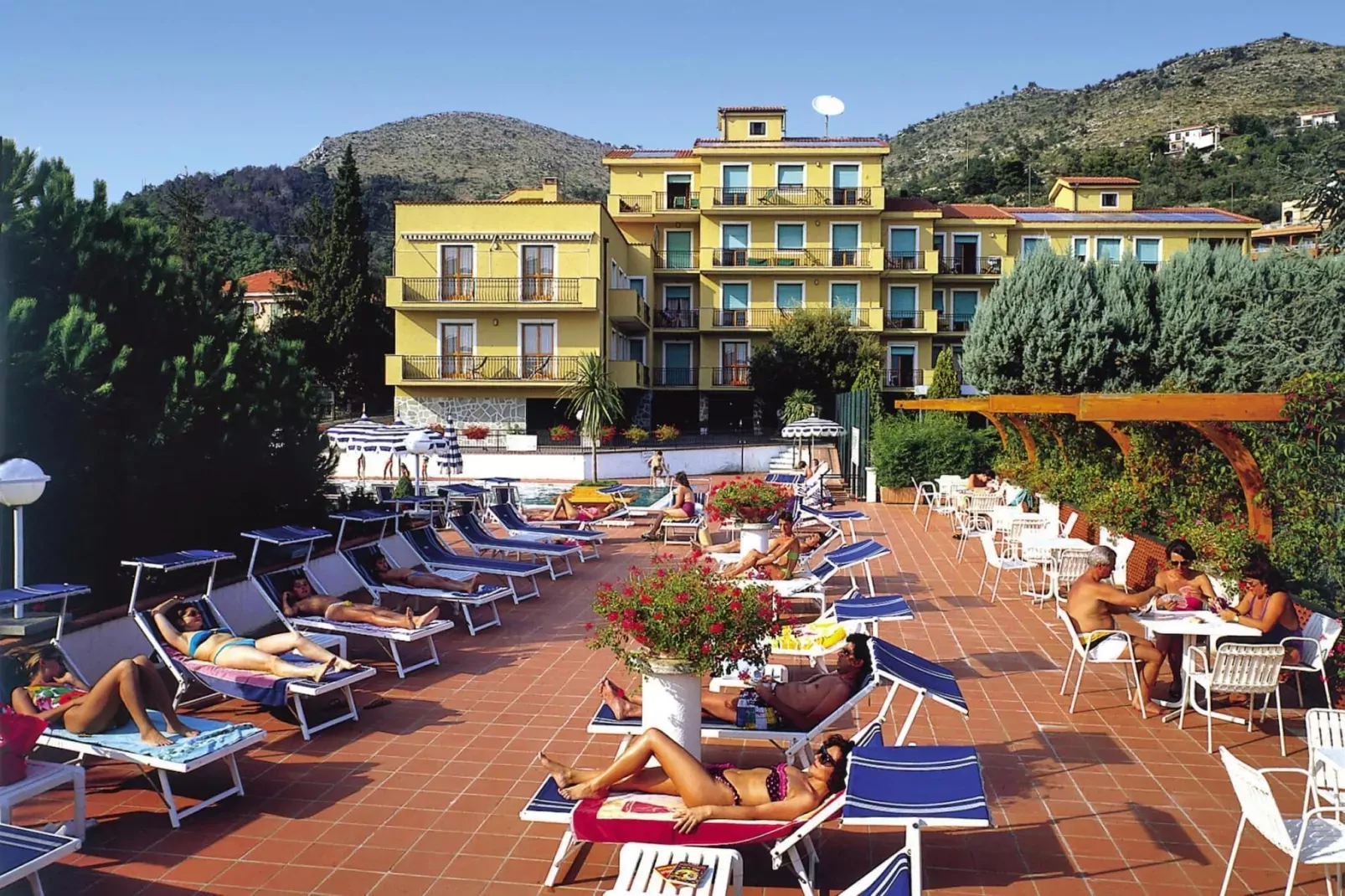 Residence Morelli Pietra Ligure - TR1 / C6-Buitenkant zomer