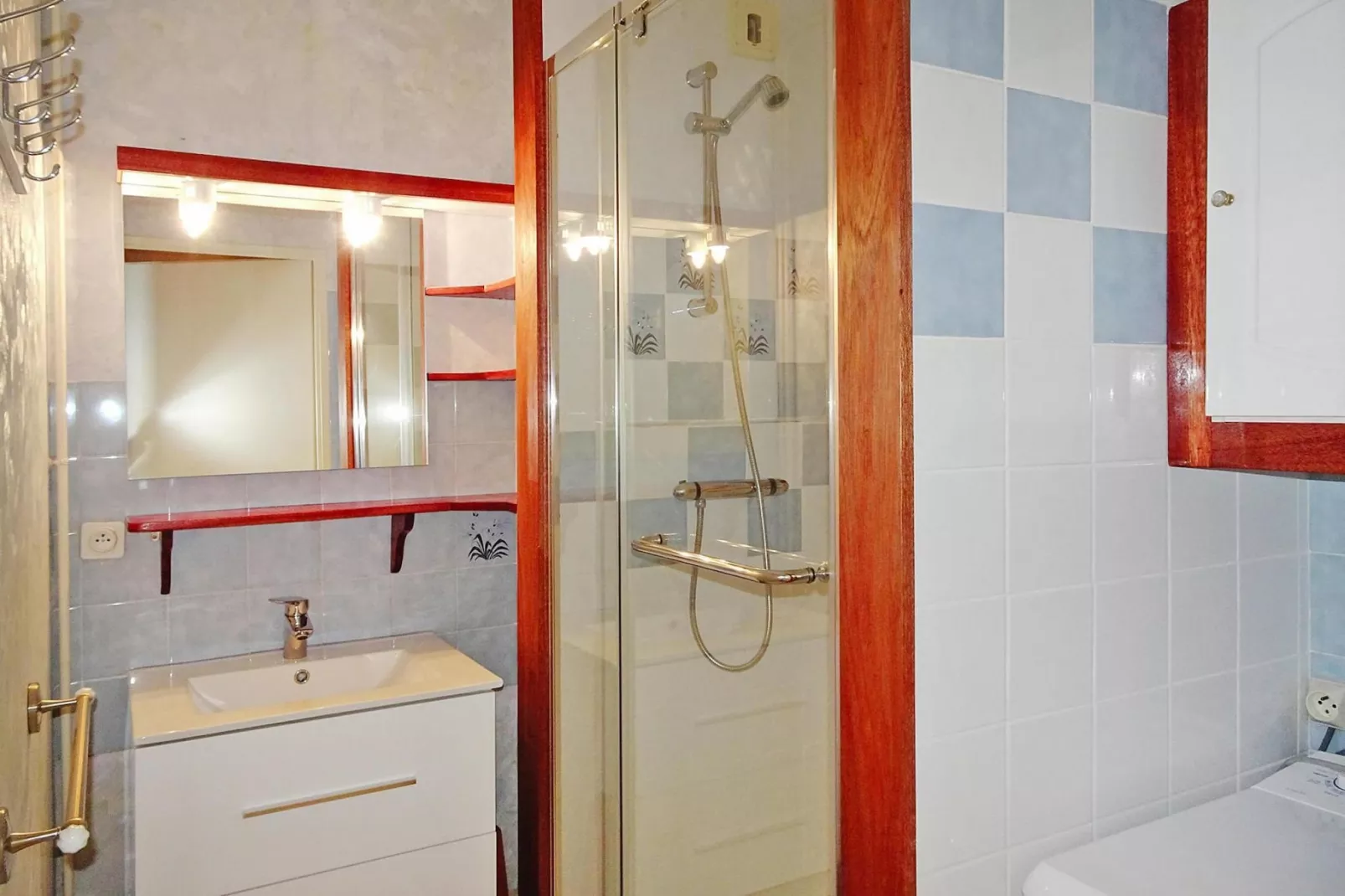 Holiday flat St Quay-Portrieux-Badkamer