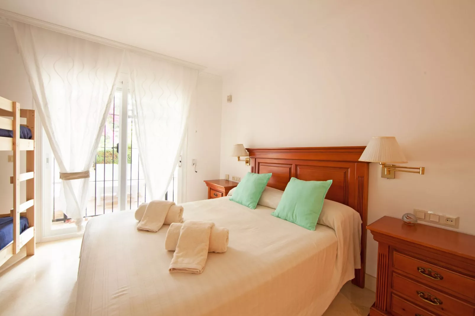 White Pearl Beach J4