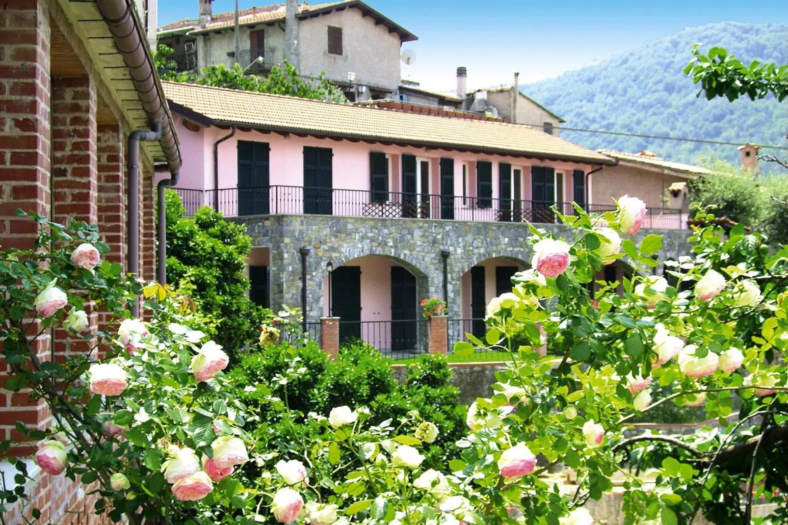 Agri-tourism Borgo Ameno Casanova Lerrone TR2 / C6-Buitenkant zomer