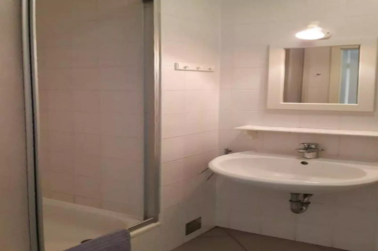 Wohnung unten links-Badkamer