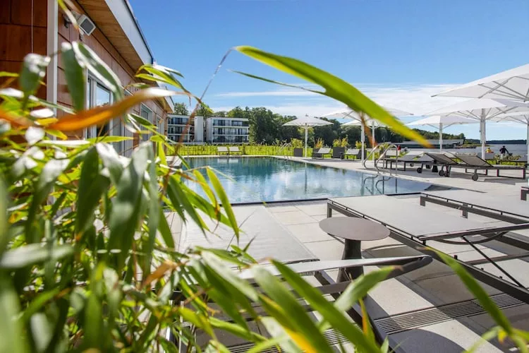 Apartments im MAREMÜRITZ Yachthafen Resort & Spa / Mare Grand Maisonette Suite 3 Erwachsene und 1 Kind 3-15 Jahre-Zwembad