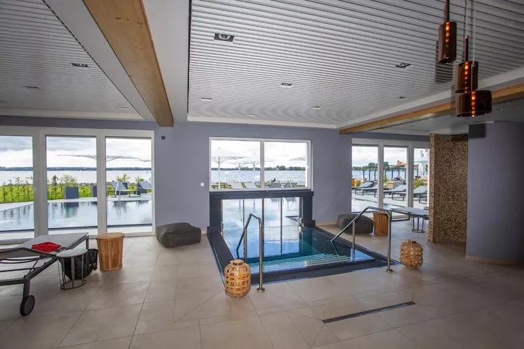 Apartments im MAREMÜRITZ Yachthafen Resort & Spa / Mare Grand Maisonette Suite 3 Erwachsene und 1 Kind 3-15 Jahre-Zwembad