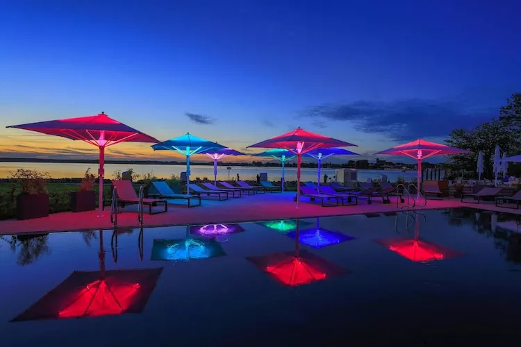 Apartments im MAREMÜRITZ Yachthafen Resort & Spa / Mare Grand Maisonette Suite 3 Erwachsene und 1 Kind 3-15 Jahre-Zwembad