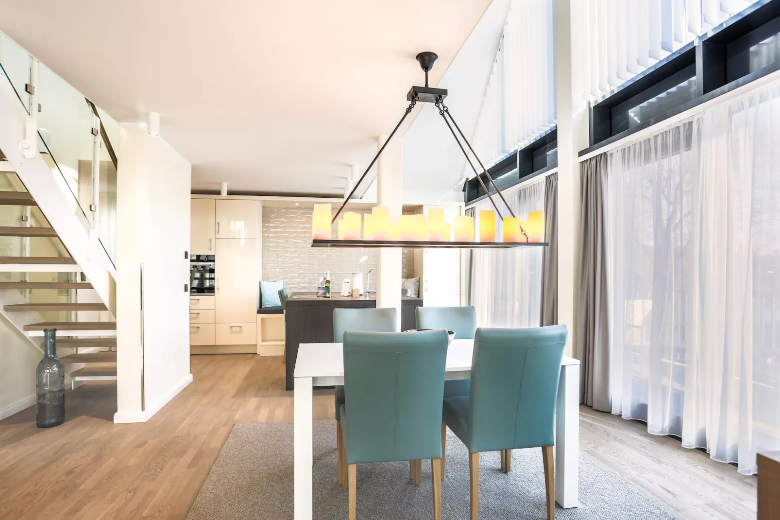 Apartments im MAREMÜRITZ Yachthafen Resort & Spa / Mare Grand Maisonette Suite 3 Erwachsene und 1 Kind 3-15 Jahre-Eetkamer