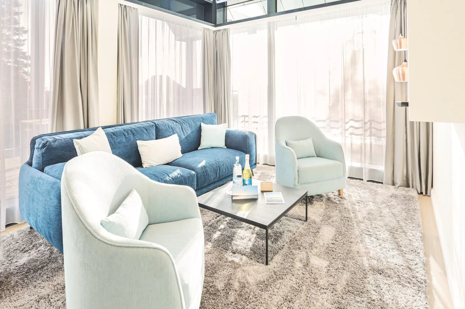 Apartments im MAREMÜRITZ Yachthafen Resort & Spa / Mare Grand Maisonette Suite 4 Personen-Woonkamer