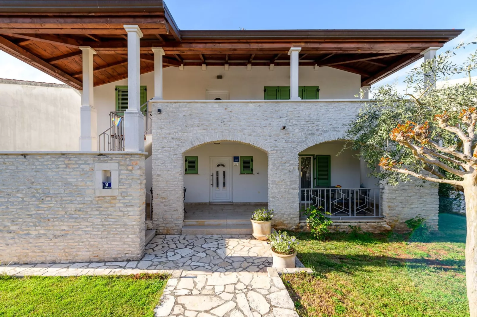 Apartment Inteuro Porec-Buitenkant zomer