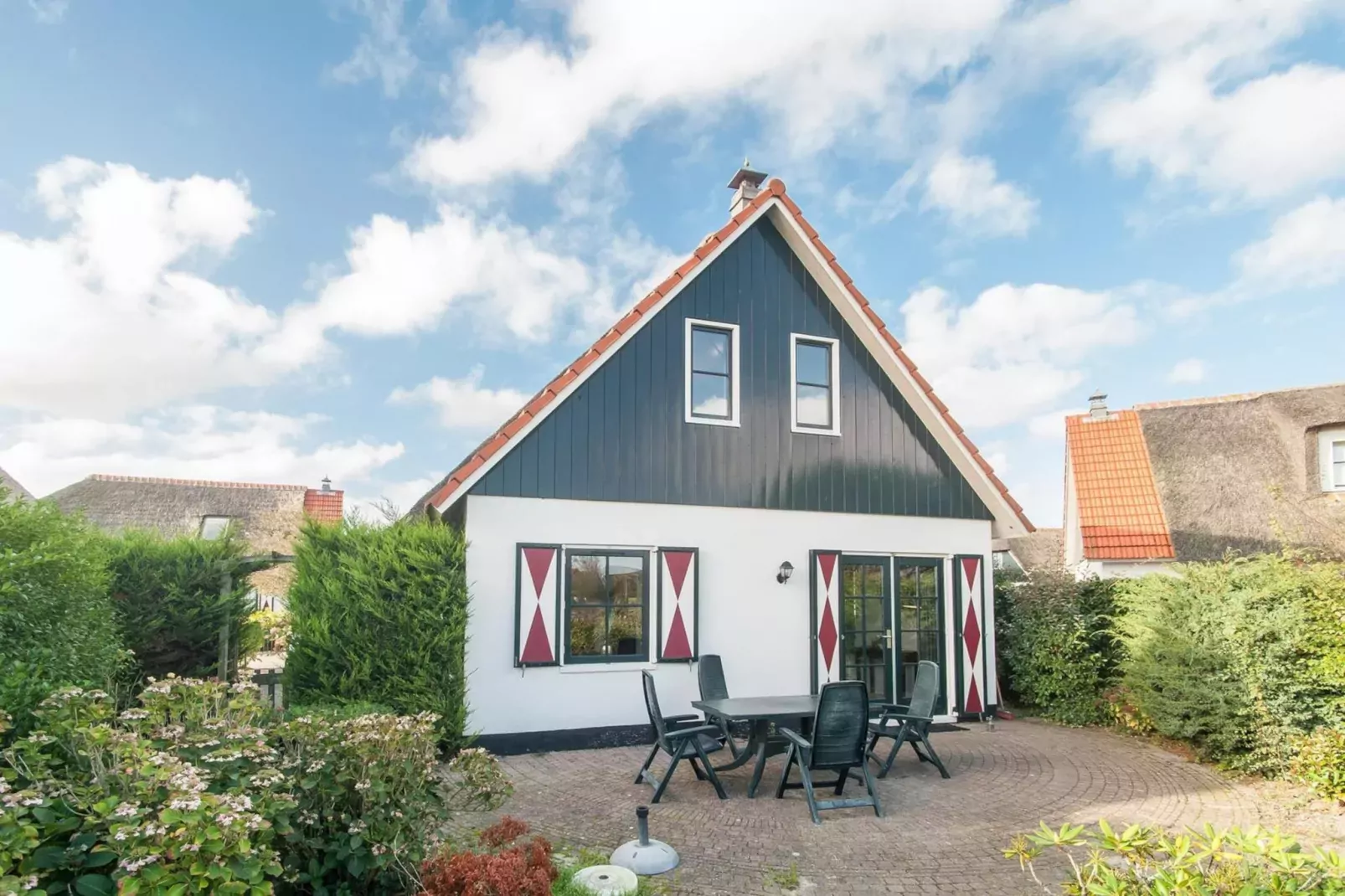 De Buitenplaats 42-Buitenkant zomer