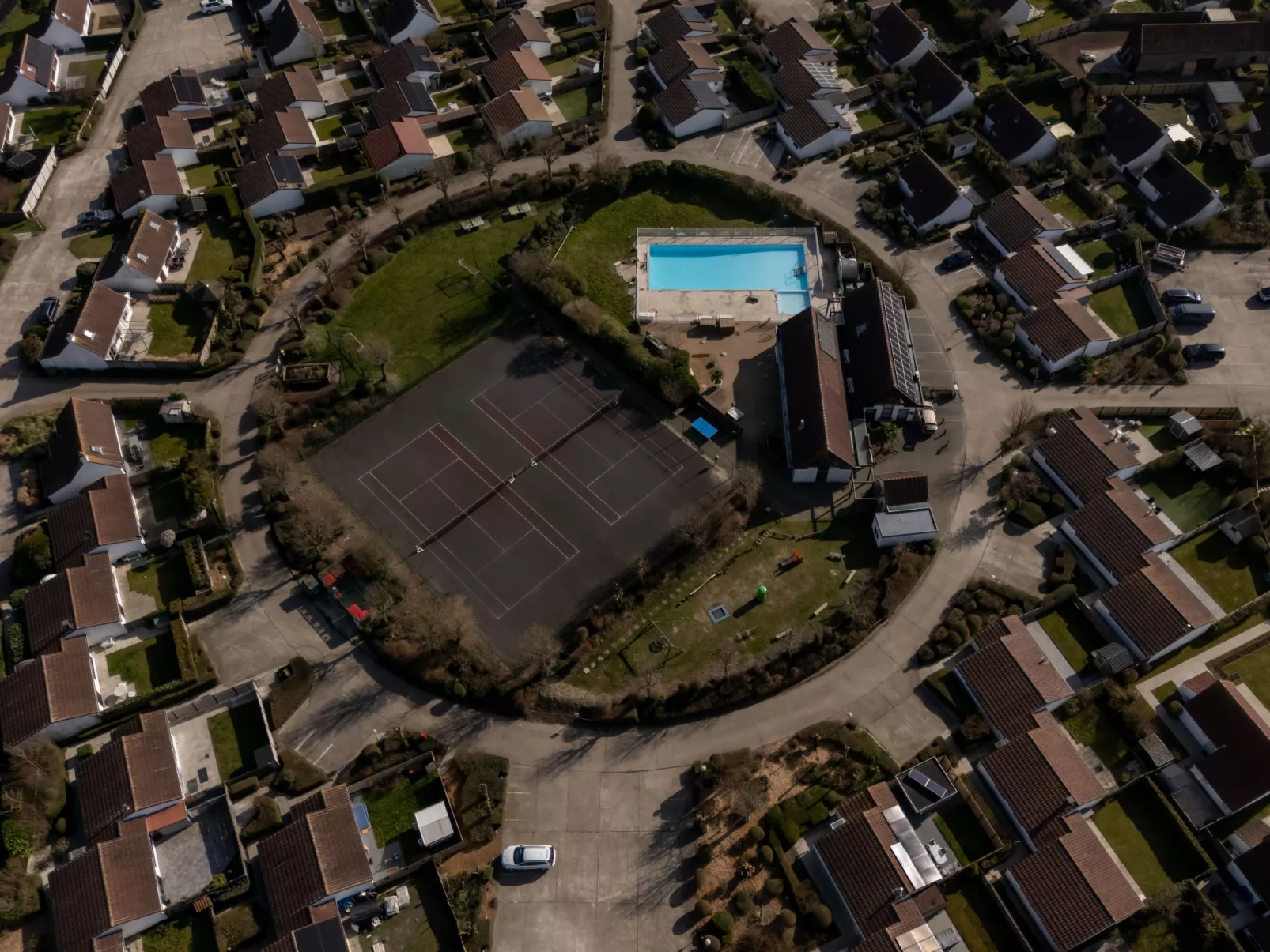 V32 with parking and shared pool-Buiten